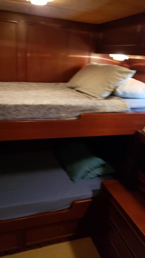 Amazing Boat To Sleep In Barcelona Hotel Sant Adria de Besos Exterior photo