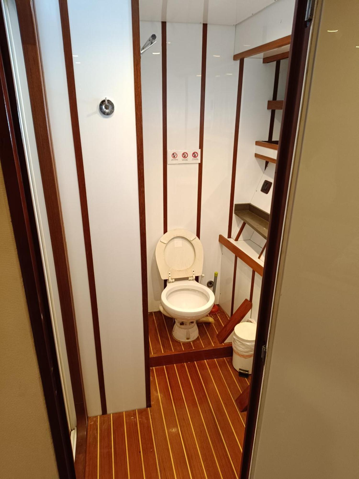 Amazing Boat To Sleep In Barcelona Hotel Sant Adria de Besos Exterior photo
